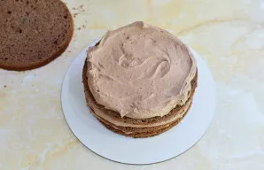 Biskvito lakštus sulaistykite sirupu ir pertepkite kremu. Surinkite tortą sluoksniais.