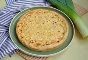 Išimkite pyragą iš formos ir patiekite ant stalo.