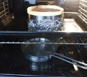 Į orkaitės apačią įdėkite indą su maždaug 1 litro verdančio vandens. Kepkite 120 °C temperatūroje 90–120 minučių.