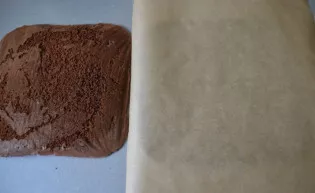 Grįžkite prie biskvito, išimkite jį iš kepimo skardos, apverskite ir padėkite atgal į skardą, geriausia ant naujos skardos.