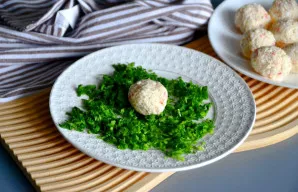 Rutuliukus su pistacijomis apvoliokite smulkiai pjaustytuose žalumynuose.