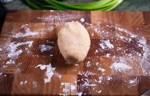 Užspauskite kraštus ir suformuokite cepeliną.