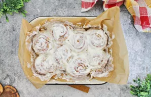 Iš orkaitės išimkite iškepusius suktinukus ir iš karto tolygiai užtepkite glazūrą.