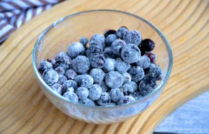 Kad serbentai nenuskęstų kepimo metu, lengvai juos apvoliokite miltuose. Jei naudojate šaldytus serbentus, kaip šiame recepte, jų atitirp...