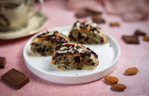 Supjaustykite keksą gabalėliais ir patiekite.