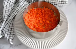 Kitu sluoksniu dėkite morkas.