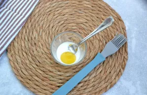 Paruoškite aptepimui vieną kiaušinio trynį, sumaišytą su 1 valgomu šaukštu pieno (vietoj pieno galima naudoti vandenį).