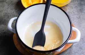 Mažesnį kiekį išbrinkusios želatinos ištirpinkite ant silpnos ugnies, maišydami.