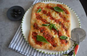 Kepkite pinsą 200 laipsnių temperatūroje iki iškeps, apie 15 minučių.