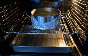 Kepkite sūrio pyragą 140 °C temperatūroje apie 90 minučių su garais. Tam į skardą įpilkite karšto vandens ir padėkite ją į apačią. Pyragą...