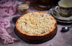 Iškepusį pyragą visiškai atvėsinkite formoje, tada išimkite ir perkelkite į lėkštę.