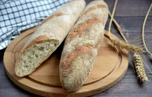 Bagetus galite patiekti. Jie nebus tokie purūs kaip kvietiniai prancūziški, bet bus labai skanūs ir kur kas sveikesni dėl minimalaus glit...