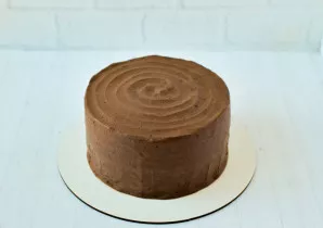 Paruoštą tortą kelioms valandoms padėkite į šaldytuvą, kad susigertų ir sustingtų.