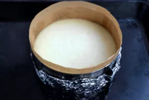 Iškepęs pyragas dar šiek tiek virpės, bet atvėsęs sutvirtės. Atvėsinkite jį orkaitėje 1,5–2 valandas, palikdami dureles šiek tiek pravira...