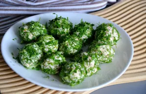 Sudėkite užkandį į lėkštę. Galite patiekti juos atskirai.