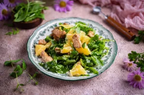 Paruoštas salotas padalinkite į lėkštes ir patiekite ant stalo.