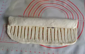 Suvyniokite tešlą į ritinį, pasitelkdami silikoninį kilimėlį.