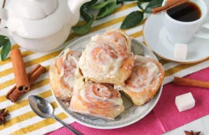 Cinamoniniai suktinukai su glazūra paruošti. Skanaus!