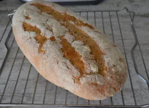 Iškeptą duoną būtinai visiškai atvėsinkite ant grotelių.