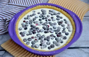 Sudėkite serbentus ant grietininės masės. Įkaitinkite orkaitę iki 180 °C ir kepkite grietininį pyragą apie 40 minučių. Karštas įdaras gal...