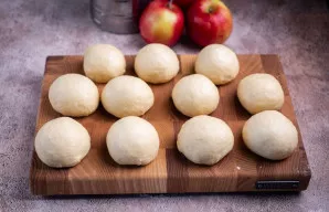 Atskirkite maždaug po 70 gramų tešlos gabalėlius ir suformuokite iš jų rutuliukus.