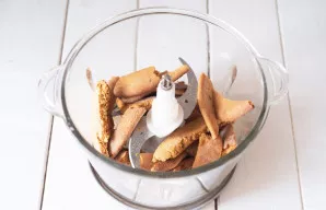 Likusius korus sudėkite į trintuvą.