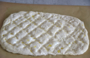 Antrasis būdas. Lygiai taip pat paruoškite tešlą, padarykite pirštais įspaudimus, apšlakstykite alyvuogių aliejumi ir pirmiausia apkepkit...