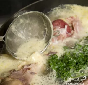 Įpilkite dar vandens, kad daržovės pradėtų plaukioti. Nustatykite vidutinę kaitrą, kad sriuba lėtai užvirtų. Nuolat nugriebkite atsiradus...