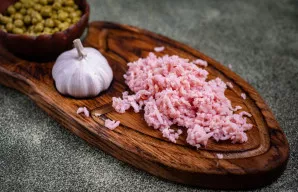 Kumpį sutarkuokite stambia tarka.