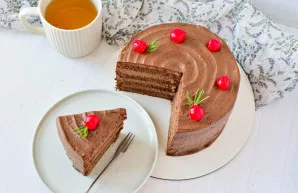 Supjaustykite gabalėliais ir patiekite.