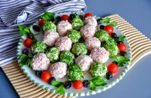 Kaip patiekimo variantą, sudėkite užkandį į bendrą lėkštę, papuoškite žalumynais, vyšniniais pomidorais ir alyvuogėmis. Esu tikra – toks ...