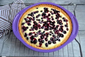 Visiškai atvėsinkite pyragą prieš išimdami jį iš formos. Prieš išimdami, peiliuku apipjaukite kraštus.