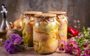 Ryte gatavą produktą stiklainiuose galima perkelti į sandeliuką.