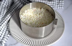 Tarkuotus kiaušinių baltymus tolygiai paskirstykite sluoksniu. Vėl patepkite plonu majonezo sluoksniu.