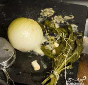 Iš sriubos išimkite svogūną ir žoleles.