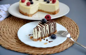 Patiekdami galite papildyti įvairiais pagardais: karamele, šokoladu, šviežiomis uogomis. Tai labai skanus ir švelnus desertas. Mėgaukitės...