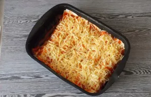 Ritinėlius aptepkite likusiu padažu, pabarstykite stambiai tarkuotu sūriu. Kepkite 20 minučių iki 180 °C įkaitintoje orkaitėje. Atkreipki...