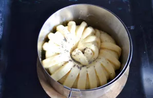 Dėkite ritinį į formą, susukdami jį į sraigę. Palikite 30 minučių pakilti.