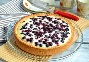 Grietininis pyragas gavosi labai skanus - švelnus įdaras kontrastuoja su serbentų rūgštele. Jei norite, viršų galima lengvai pabarstyti c...