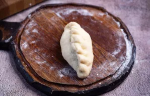 Kraštus suspauskite, suformuodami pyragėlį.