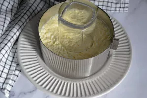 Naudodami stiklinę, pažymėkite apskritimą centre.