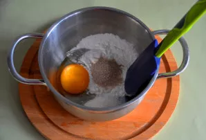 Atskiram inde ištrinkite 1 kiaušinio trynį, vanilinį cukrų, likusį cukrų (20 g) ir kukurūzų krakmolą.