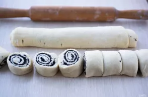 Visas paruoštas bandeles sudėkite ant kepimo popieriumi išklotos skardos ir kiekvieną aptepkite suplaktu kiaušiniu, naudodami silikoninį ...