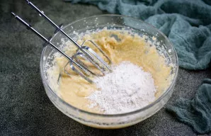 Suberkite kvietinius miltus.