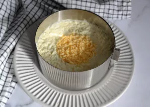 Centruose dėkite tarkuotus kiaušinių trynius.