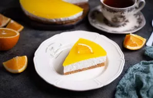 Supjaustykite gabalėliais ir patiekite.