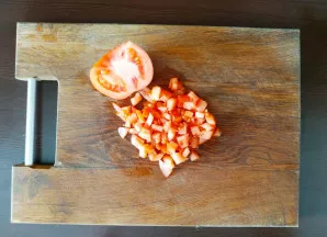 Pomidorą nuplaukite ir supjaustykite smulkiais kubeliais.