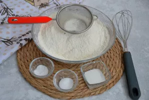 Persijokite miltus, įmaišykite į juos kepimo miltelius, druską ir sodą.