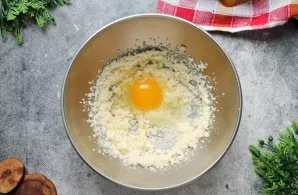 Įmuškite kiaušinį į sviestą.