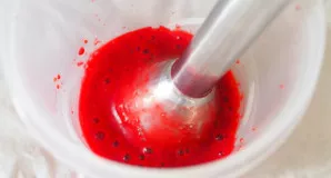 Uogas sutrinkite naudojant trintuvą.